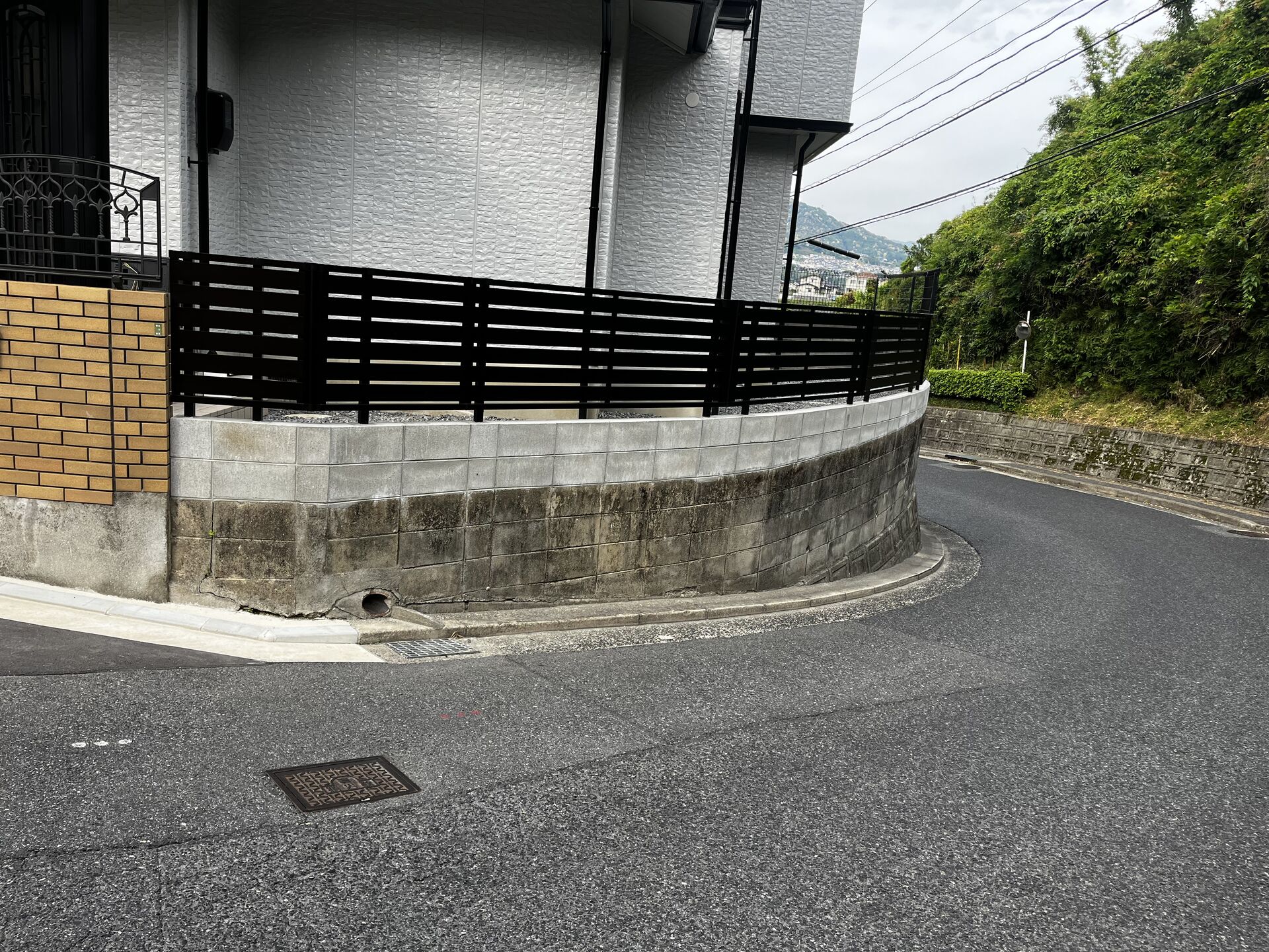 植木の手入れが大変な外構をどう変える？目隠しフェンス・カーポート・防草対策までまとめて整えた事例【広島】